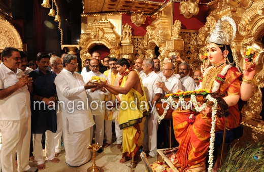 Siddaramaiah inagurates Mangalore Dasara at Sri Gokarnanatha Kshetra, Kudroli